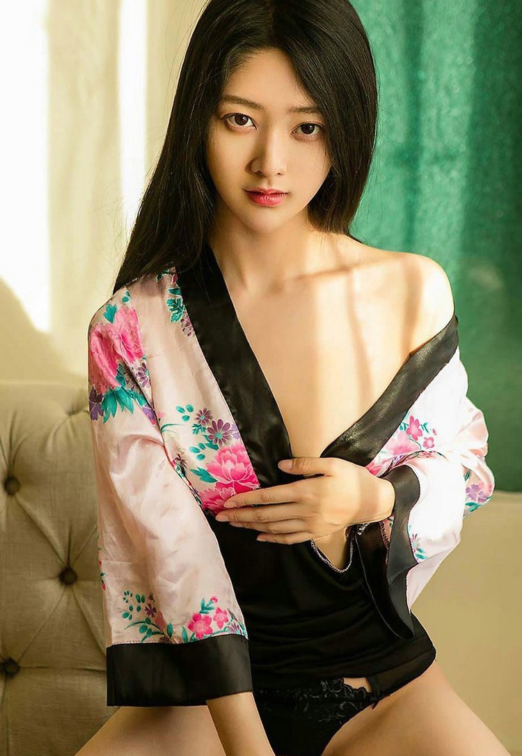 大胸古装美女小琪丁字裤半裸美胸诱惑写真