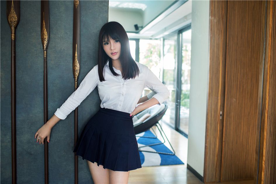 性感女神王依萌私房人体写真秀美乳翘臀写真