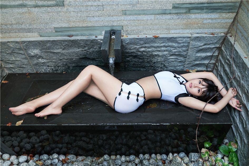 性感女神王依萌私房人体写真秀美乳翘臀写真