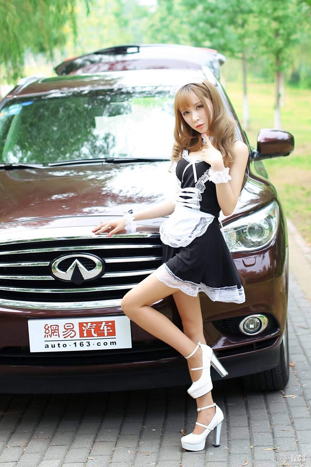 豪车里的性感女仆制服诱惑写真