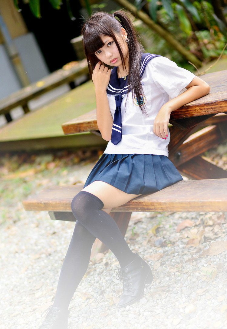 双马尾制服学生妹自拍户外写真尽显清纯诱惑