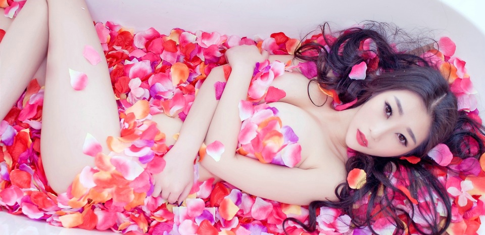 花瓣裹身的美艳女郎妲己浴缸秀诱惑写真