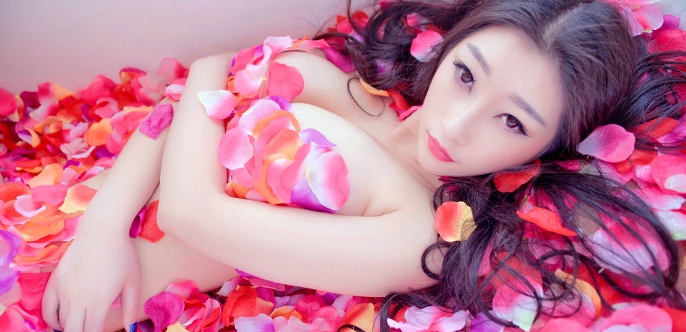 花瓣裹身的美艳女郎妲己浴缸秀诱惑写真