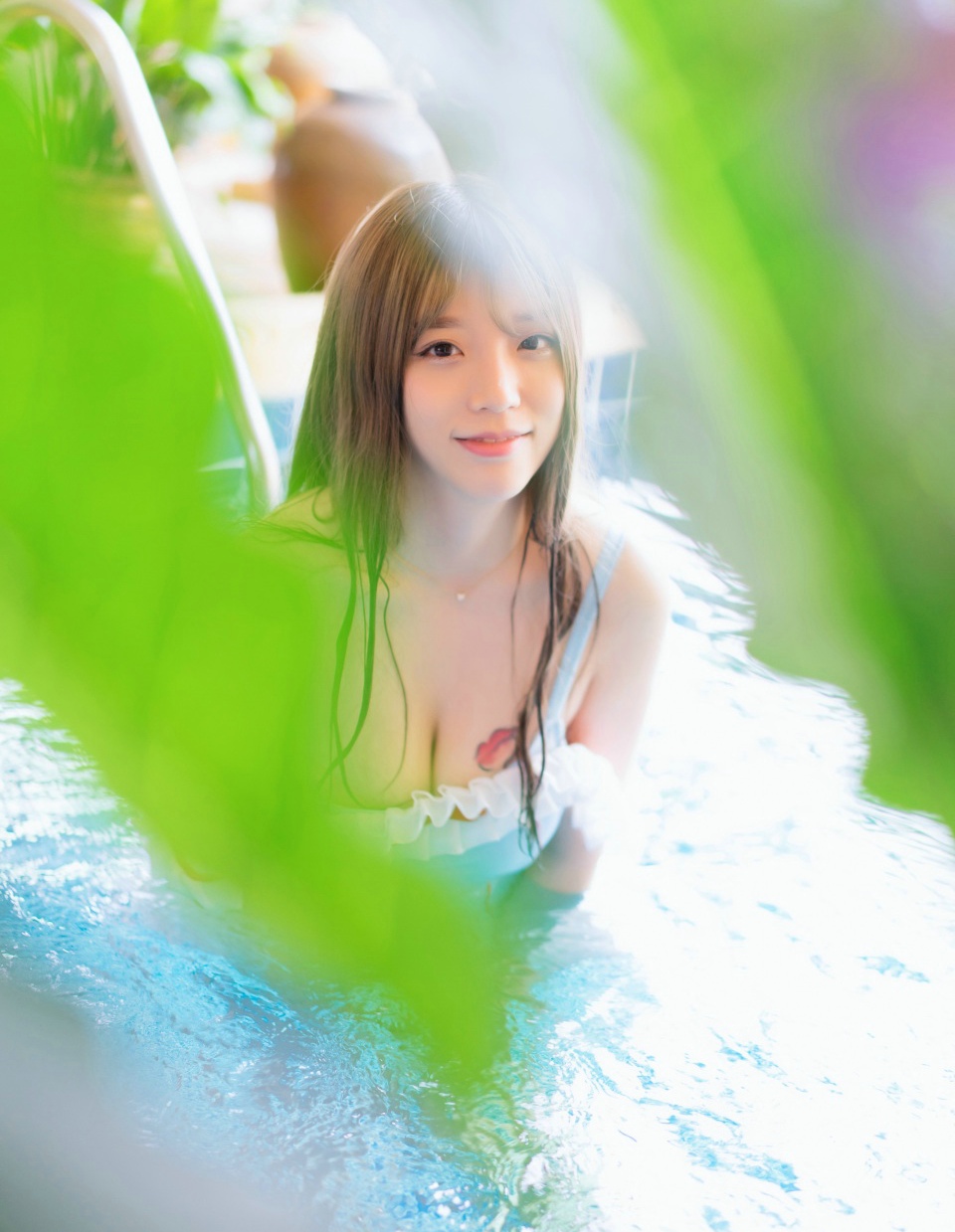 苏梅岛上的性感女神程彤颜清新泳池迷人写真