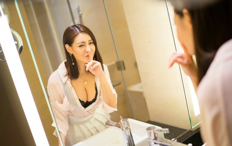 真空白衬衫秀酥胸性感美女美希子私房俏丽写真
