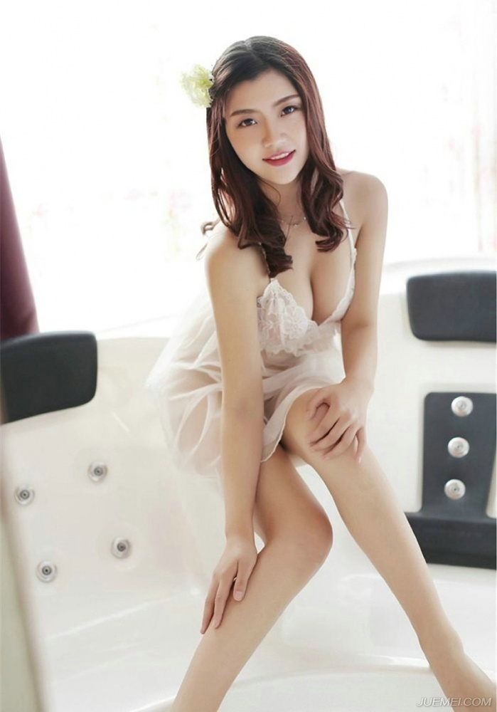 清秀美少女的蜜乳诱惑性感写真