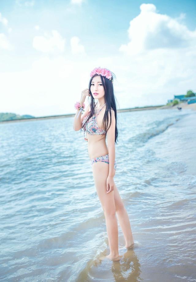 清新美女沙滩比基尼性感写真笑容甜美迷人