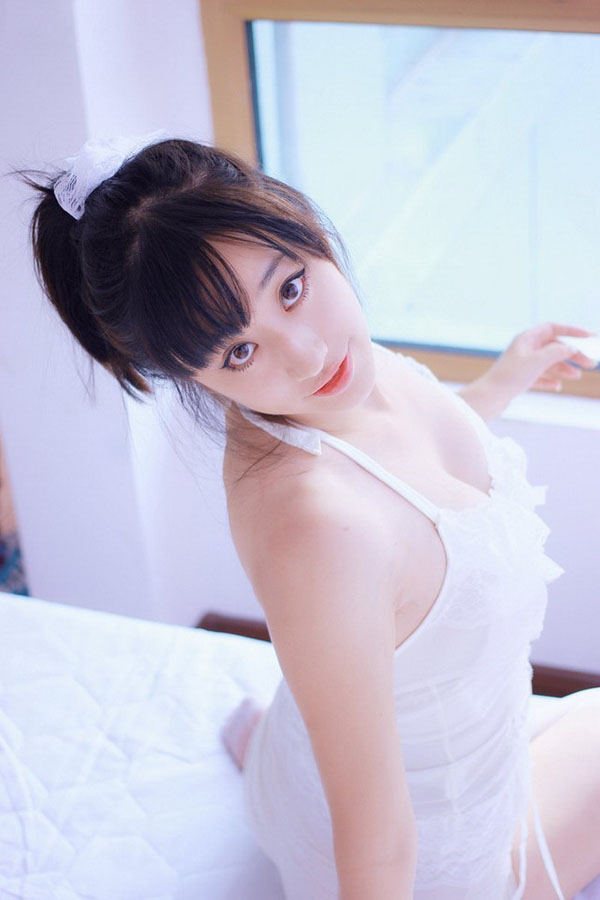 白皙少女私房性感写真酥胸诱人