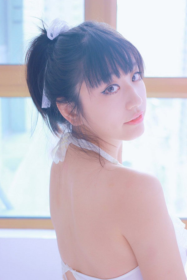 白皙少女私房性感写真酥胸诱人