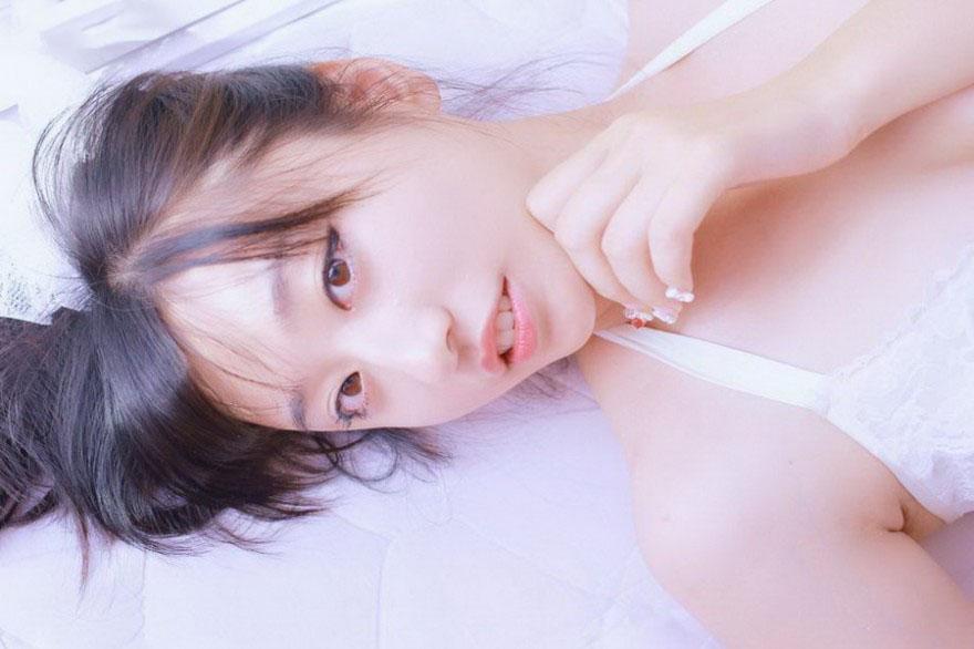 白皙少女私房性感写真酥胸诱人