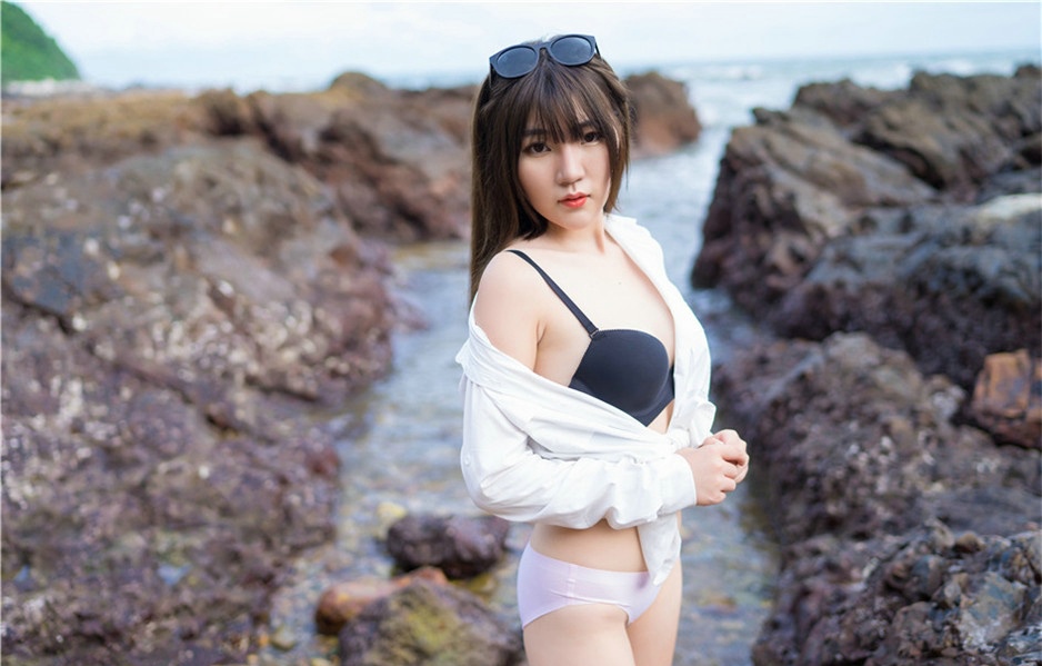 90后清纯美女冷不丁海车墩祥东小区翘臀比基尼写真