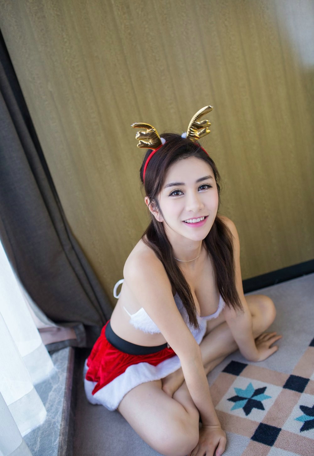 私房温馨养眼女神李七喜酥胸玉兔性感魅力无限