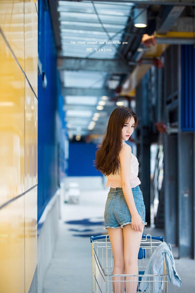 牛仔短裤美女街拍写真长腿迷人