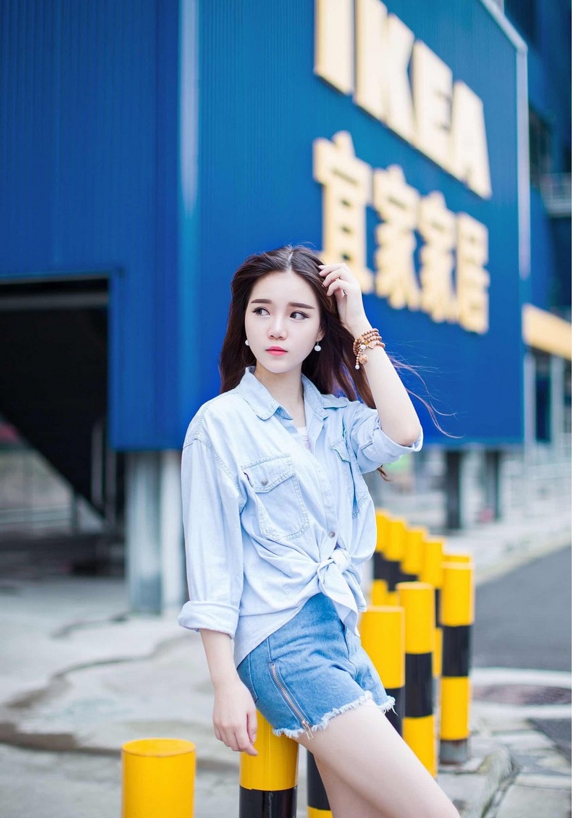 牛仔短裤美女街拍写真长腿迷人