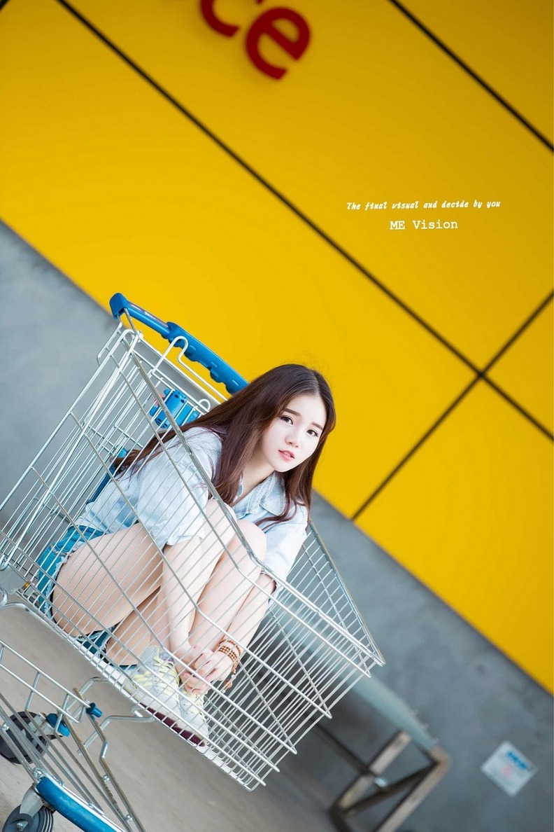 牛仔短裤美女街拍写真长腿迷人