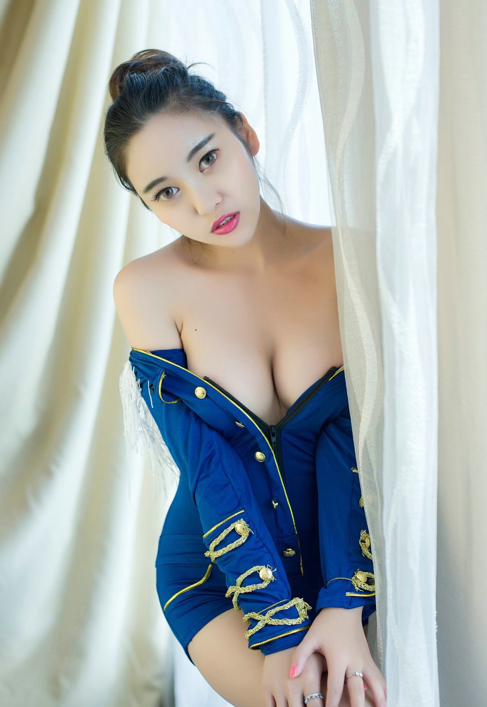 丰满美女李梓熙私房巨乳诱惑上架养眼写真