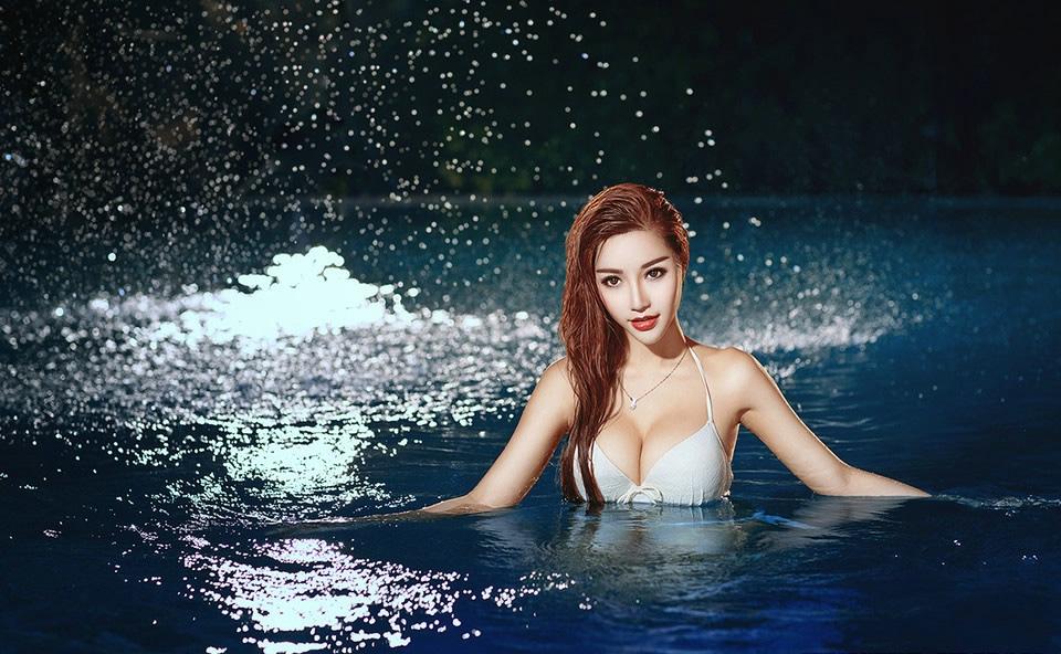 性感美女比基尼清新水边写真湿身极致诱惑