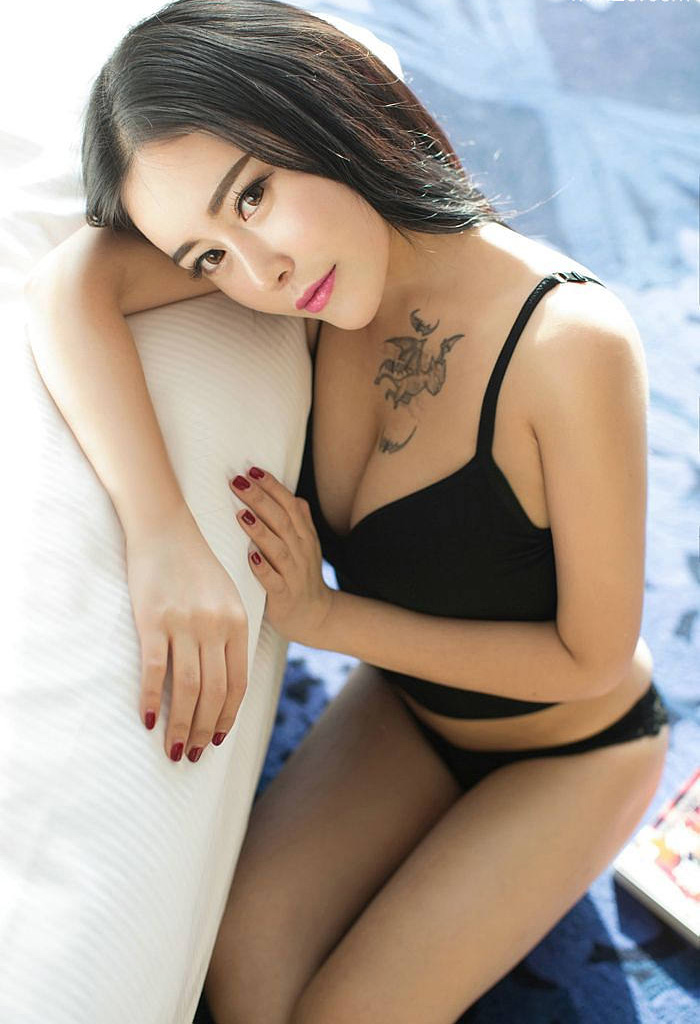 黑色蕾丝丁字裤翘臀女神宾馆写真