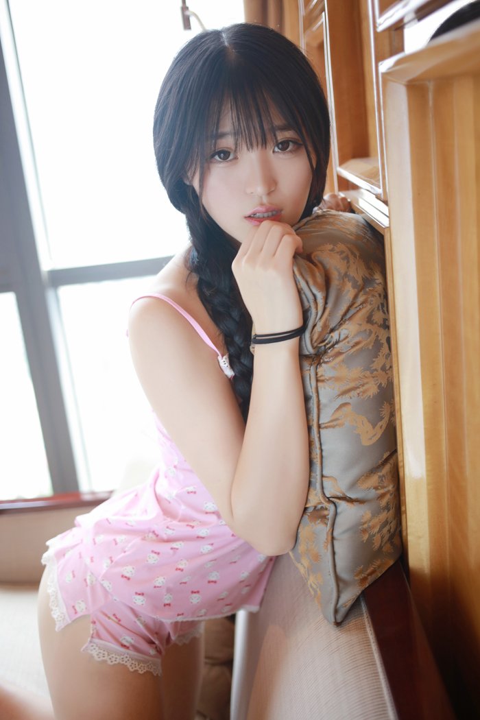长发少女伊小七私房内衣写真性感迷人