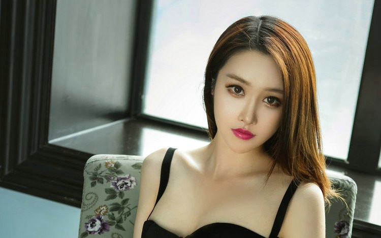 蜂腰翘臀娇艳美人性感俏丽私房写真