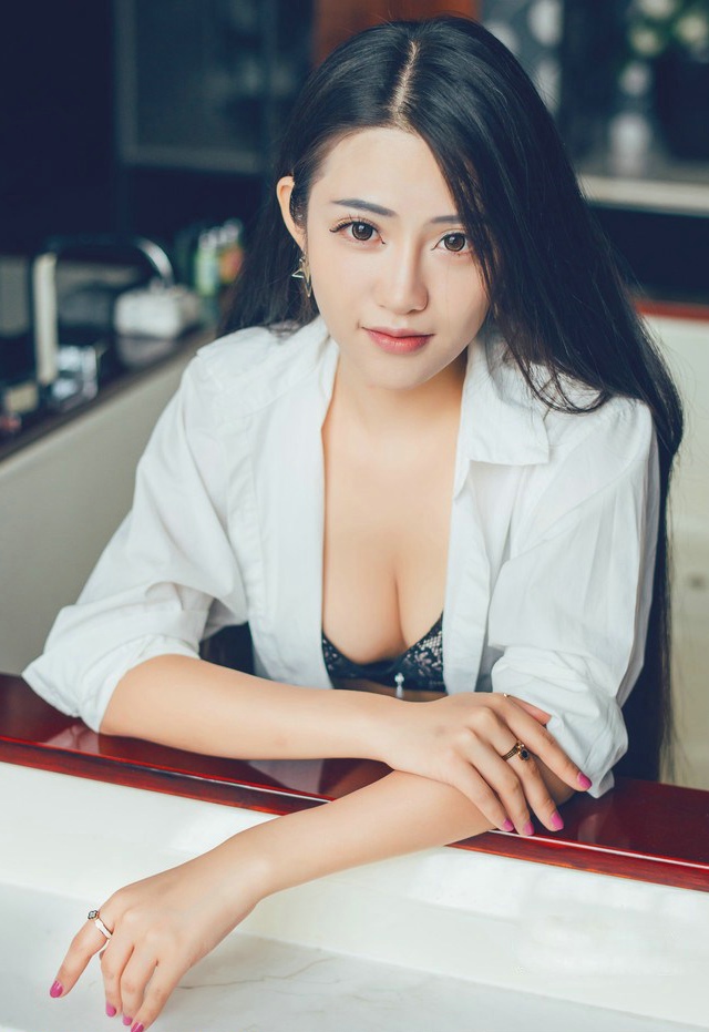 情趣吊带黑丝学生模特绝品诱惑写真