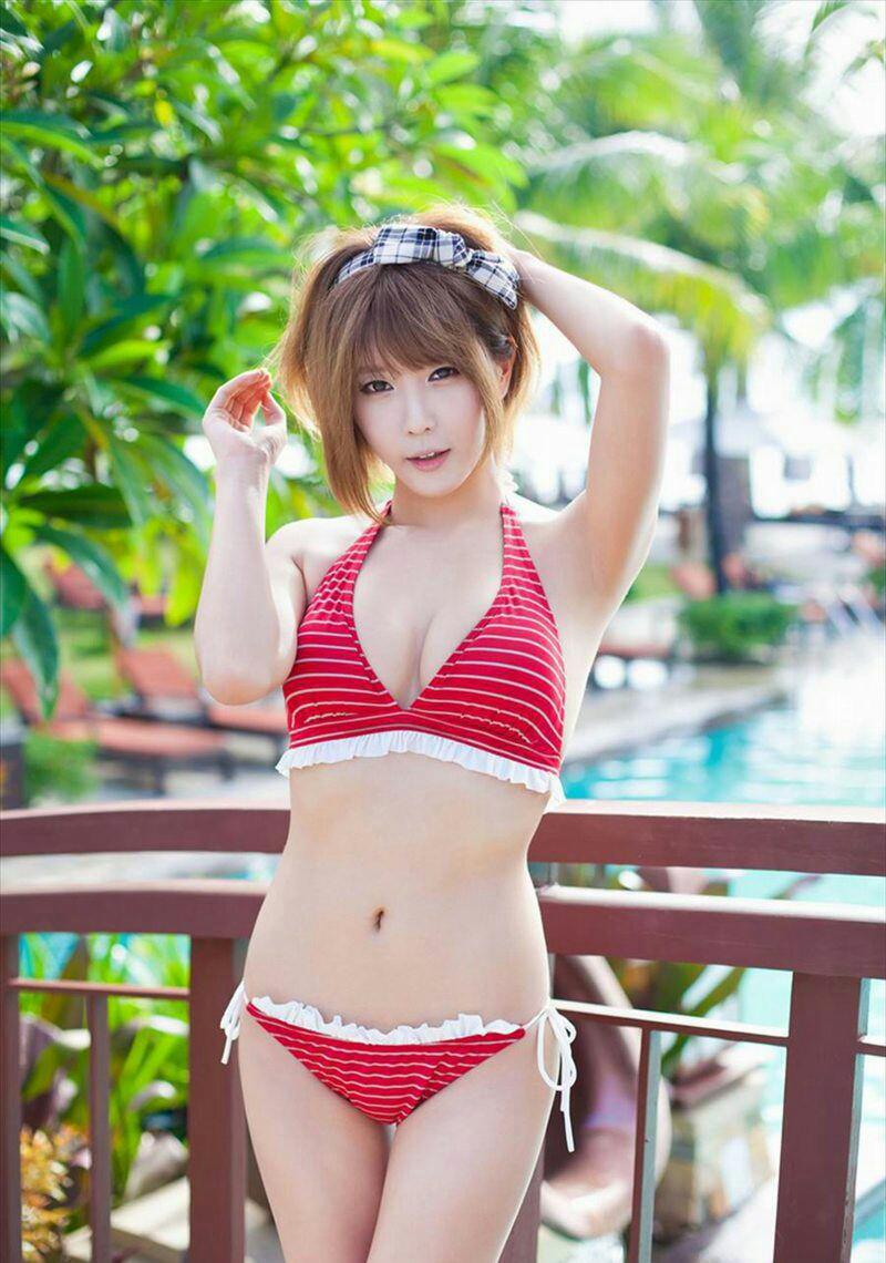 韩国美女红色比基尼写真俏皮迷人