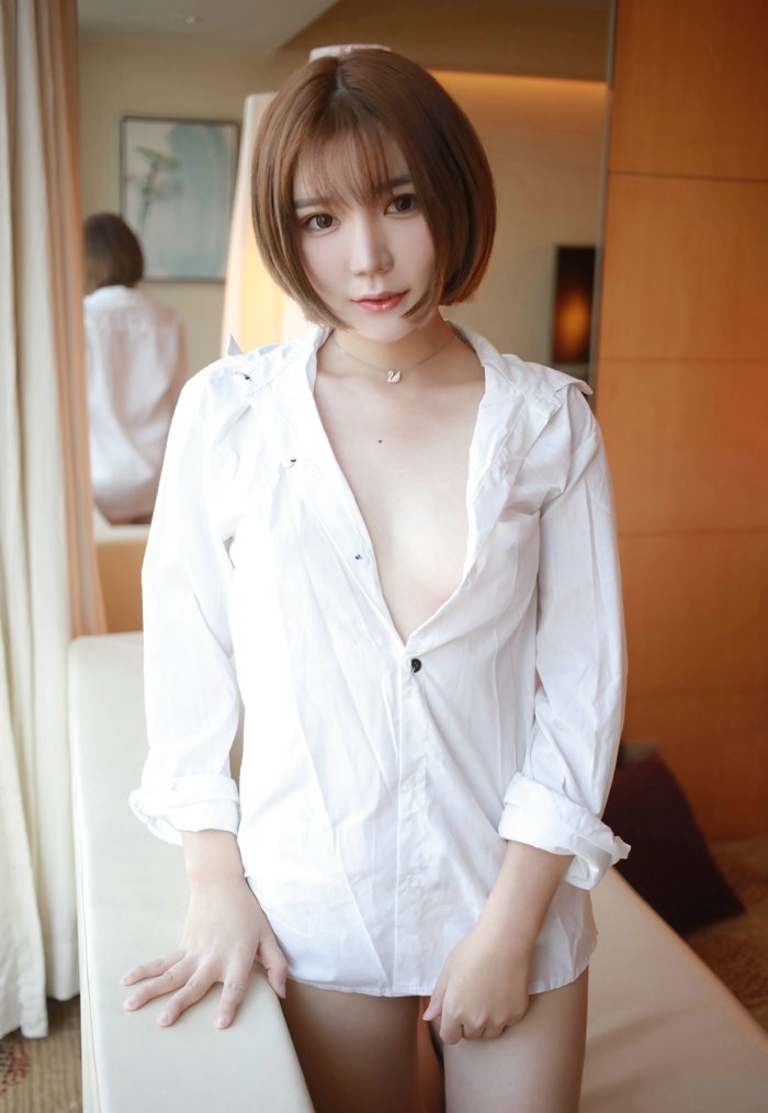 水水嫩嫩诱人萌妹子脱衣伸舌头写真