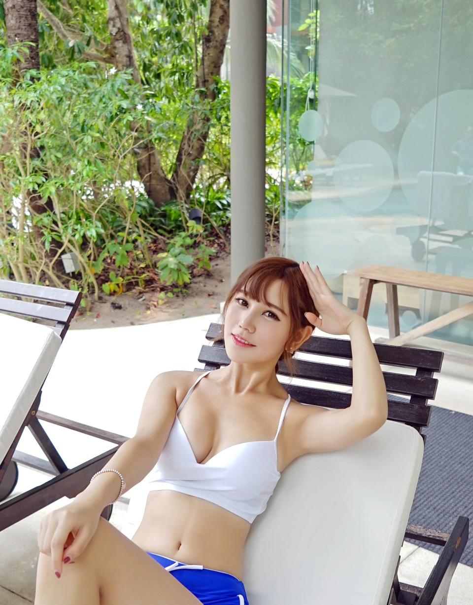 国外普吉岛气质女生楚楚Milk甜美风韵写真