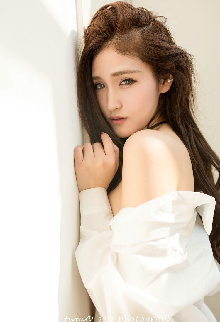 美胸电眼美女私房穿白衬衫内衣诱惑写真