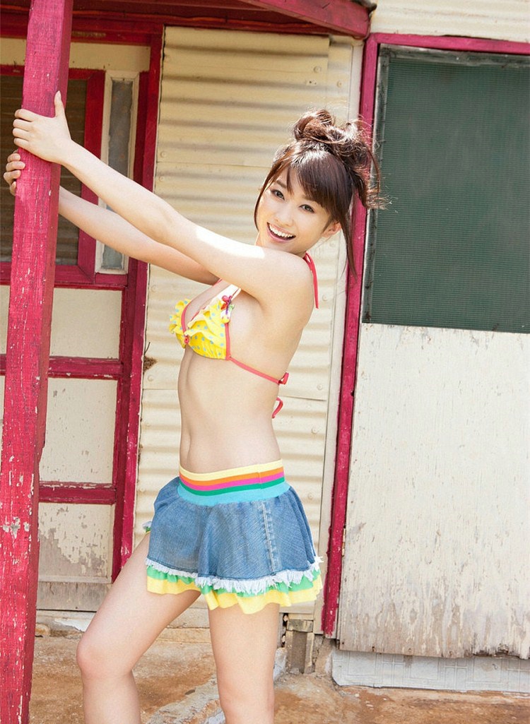 阳光丰满纯情女神养眼比基尼甜美写真