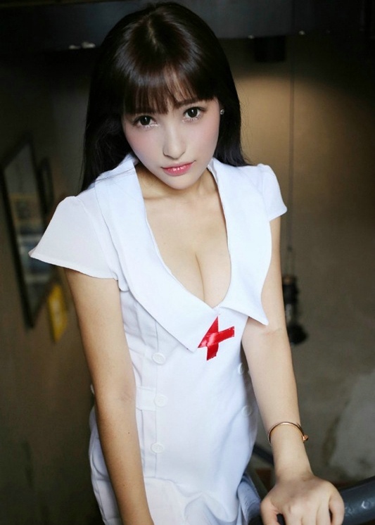 Nic妮可可护士装美胸诱惑极致迷人写真