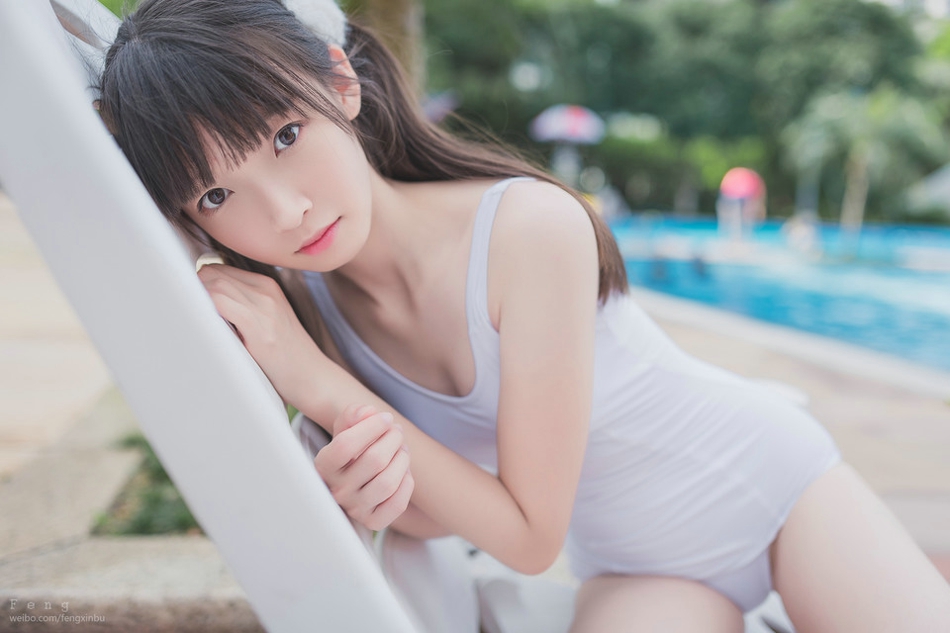 夏天泳池死库水美女香艳无比