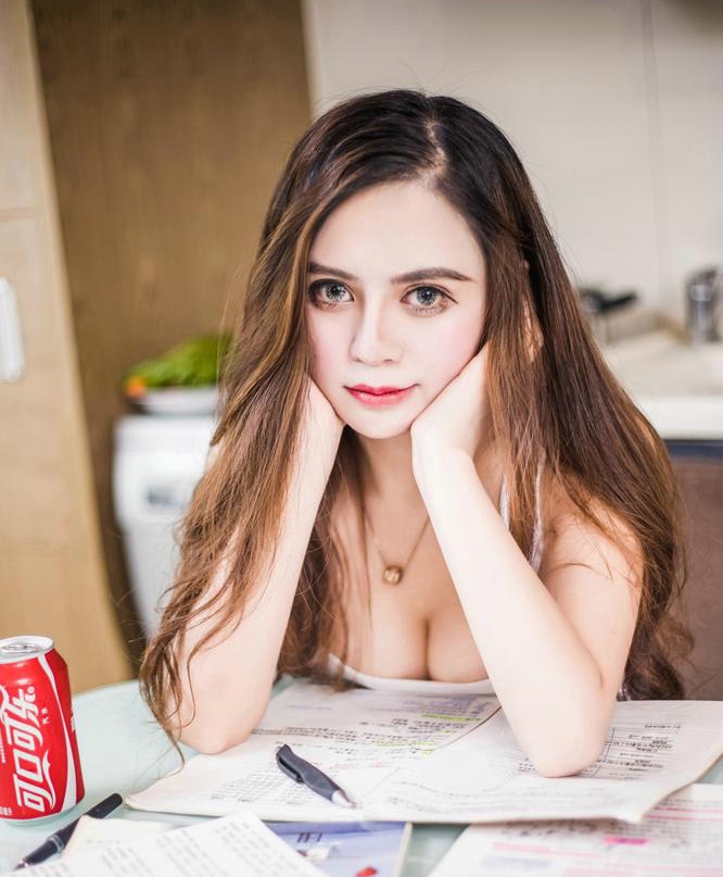 丰满美女崔爱熙肉丝内牛性感靓丽写真