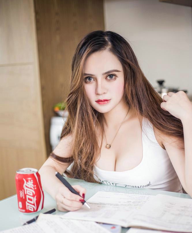 丰满美女崔爱熙肉丝内牛性感靓丽写真