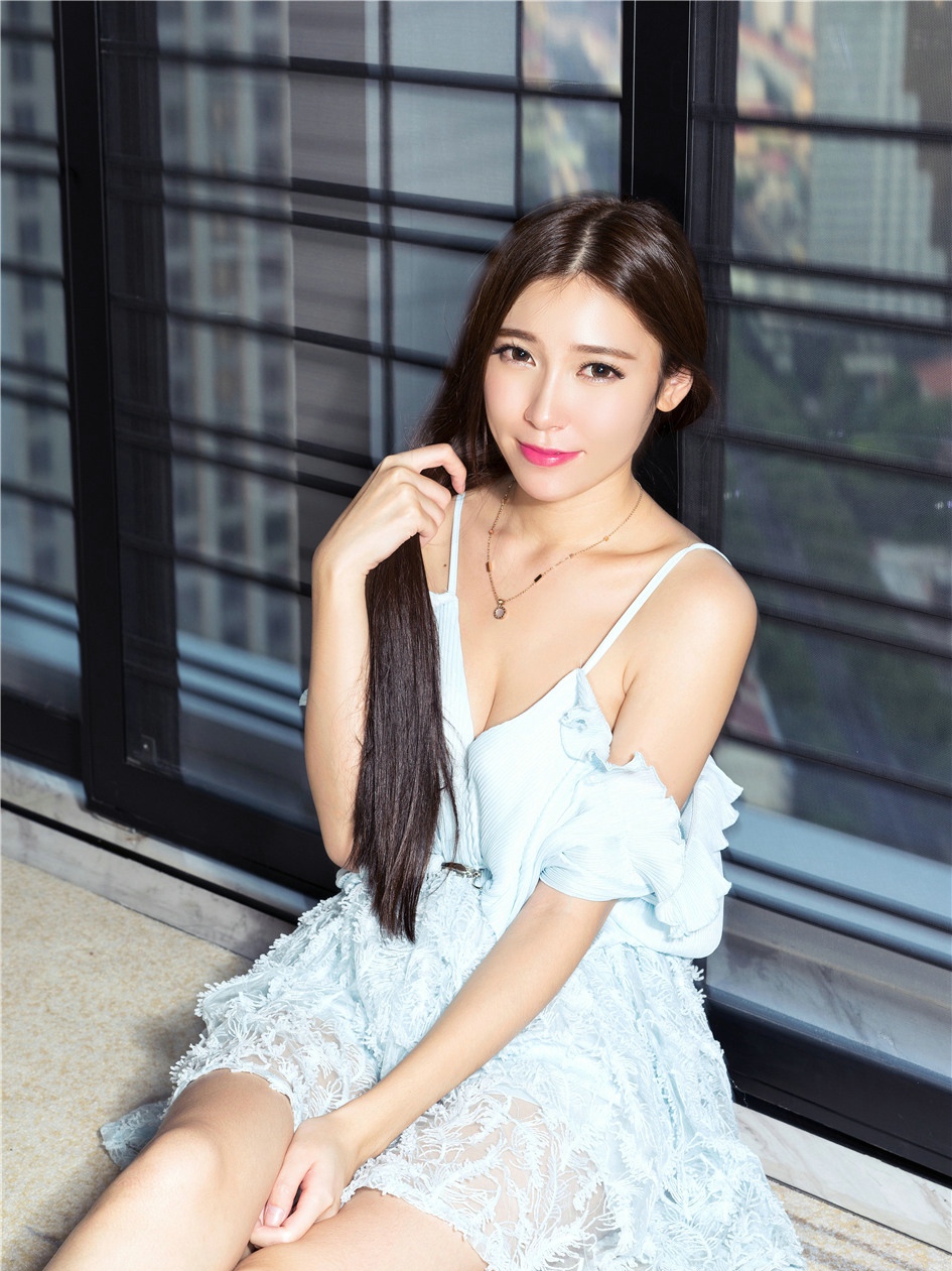 私房丰满女神美腿皇后七七致命诱惑乳沟写真