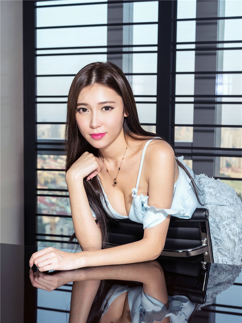 私房丰满女神美腿皇后七七致命诱惑乳沟写真