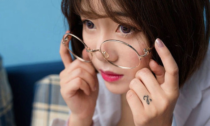 妖娆短发眼镜妹兜豆靓youlina翘臀性感激情写真