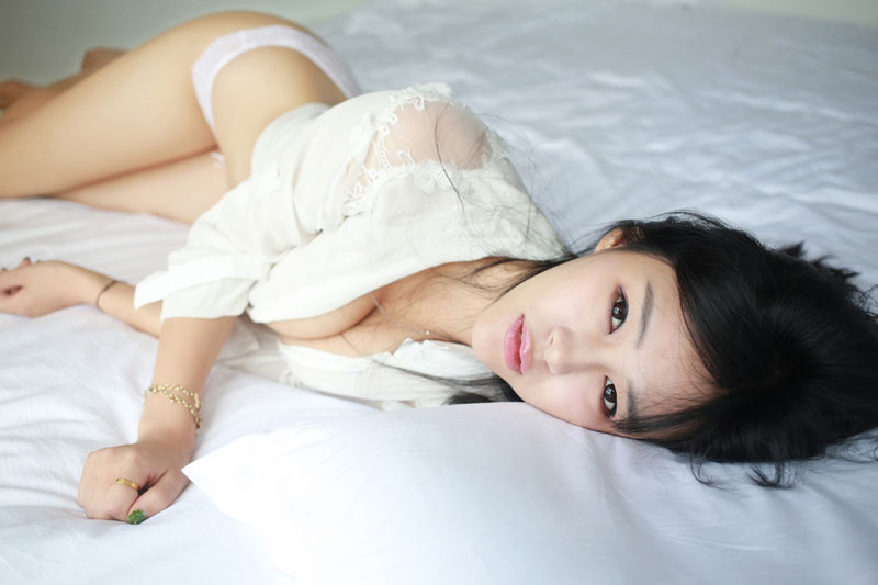 美女模特易欣viya私房性感写真酥胸诱人写真