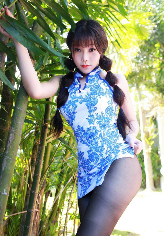 花枝招展美女芝芝Booty旗袍丰满美胸黑丝写真