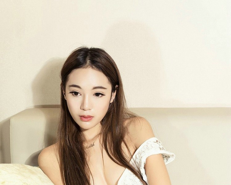 蕾丝短裙熟女性感私房迷人写真