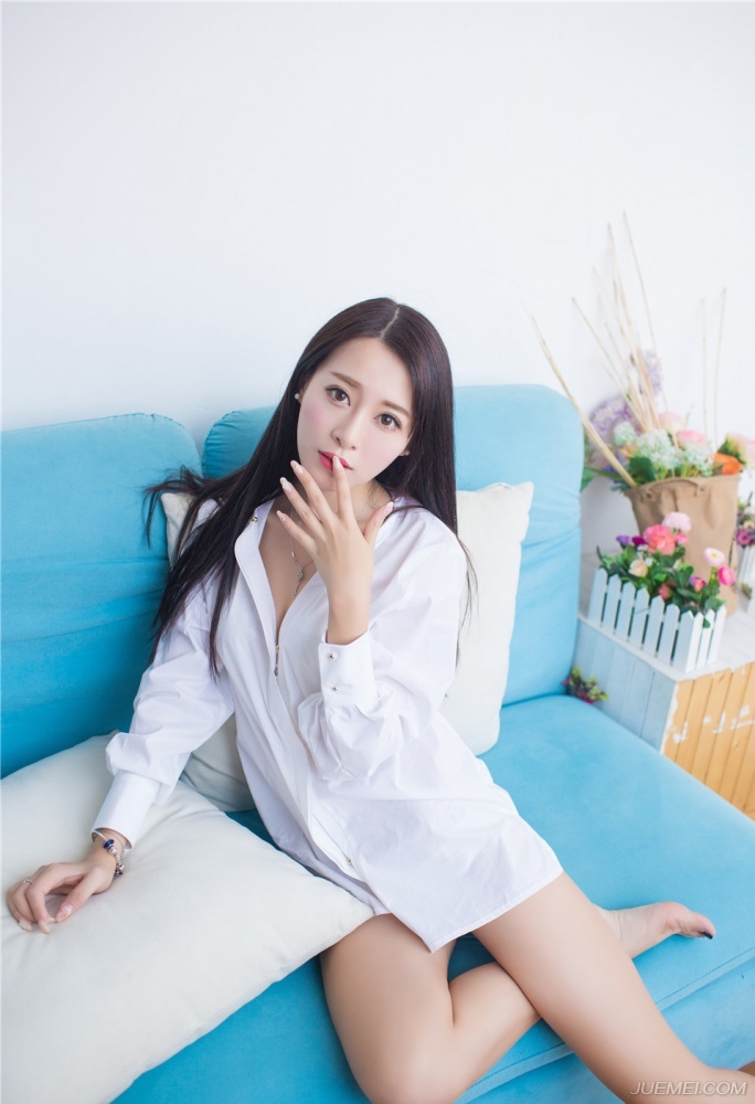 白皙女神王曼妮衬衣居家私房甜美写真