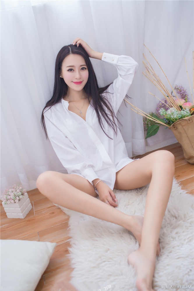 白皙女神王曼妮衬衣居家私房甜美写真