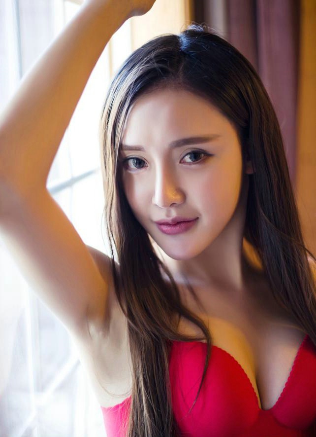 性感尤物大胸比基尼美女室内诱惑写真