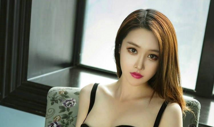 娇艳美人性感翘臀睡衣诱惑私房迷人写真
