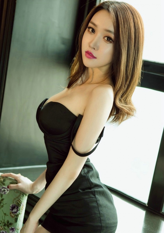 娇艳美人性感翘臀睡衣诱惑私房迷人写真