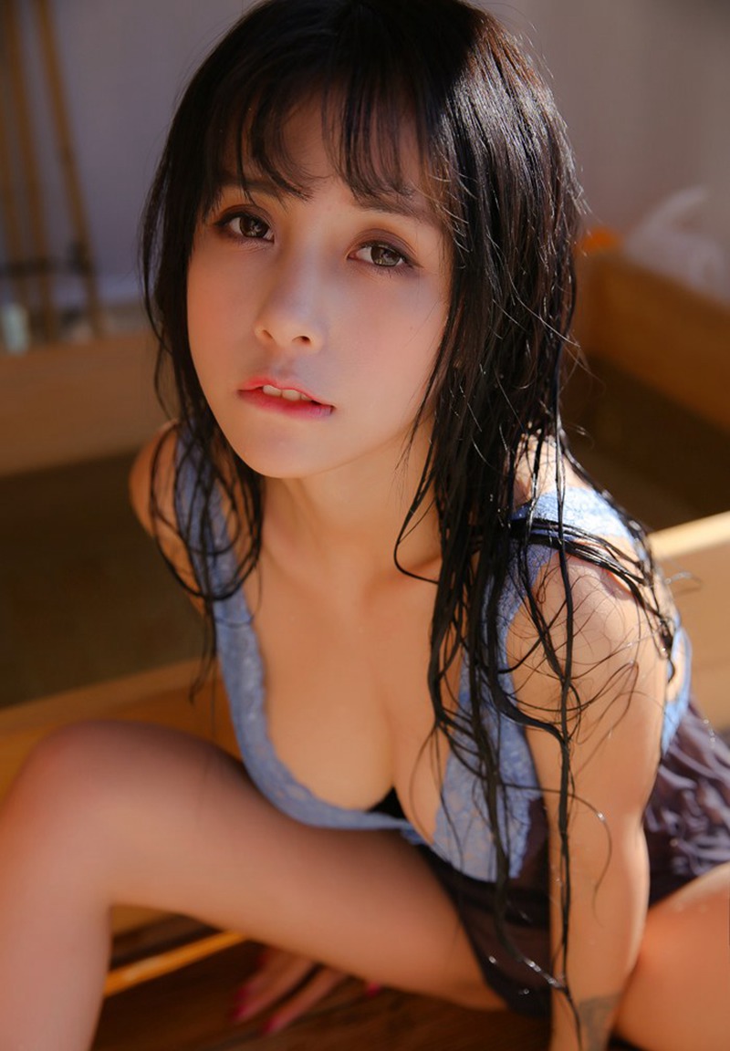 夏美酱超大胸器摇摇欲坠诱惑湿身阳光照人