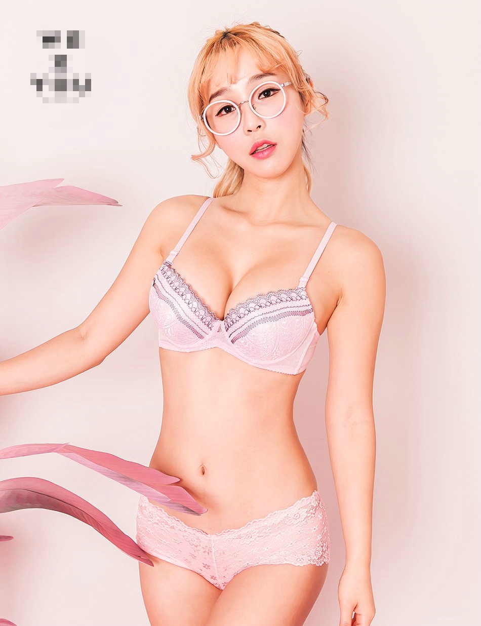 韩国美女嫩模李智娜性感风情写真
