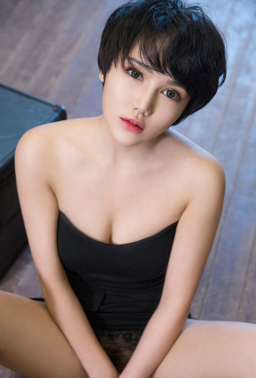 短发美女大悦悦抹胸短裙写真妩媚迷人