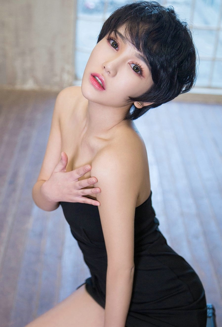 短发美女大悦悦抹胸短裙写真妩媚迷人