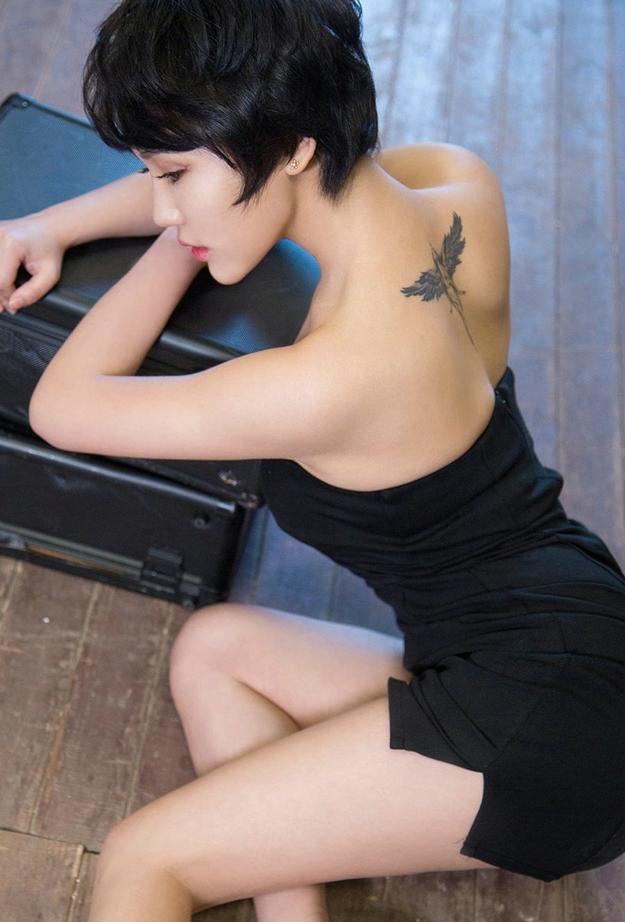 短发美女大悦悦抹胸短裙写真妩媚迷人